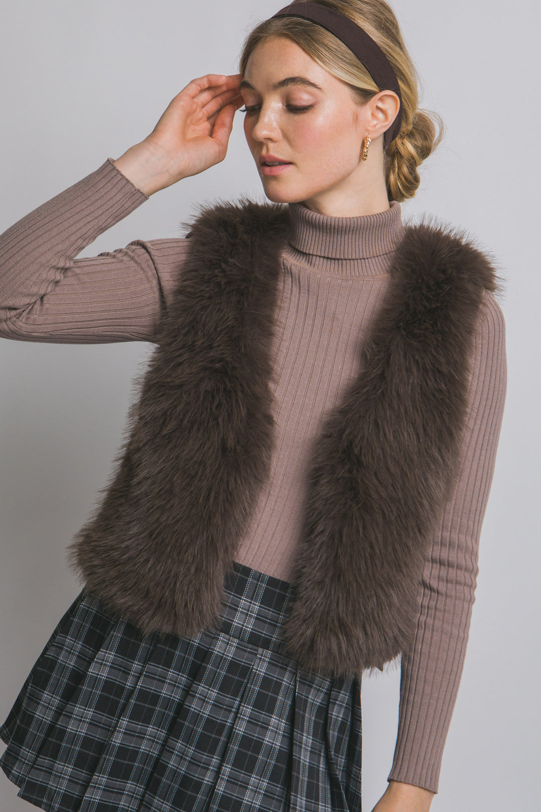 Chaleco corto de pelo sintético (faux fur) de textura ultra suave, peluda y de tacto acogedor.