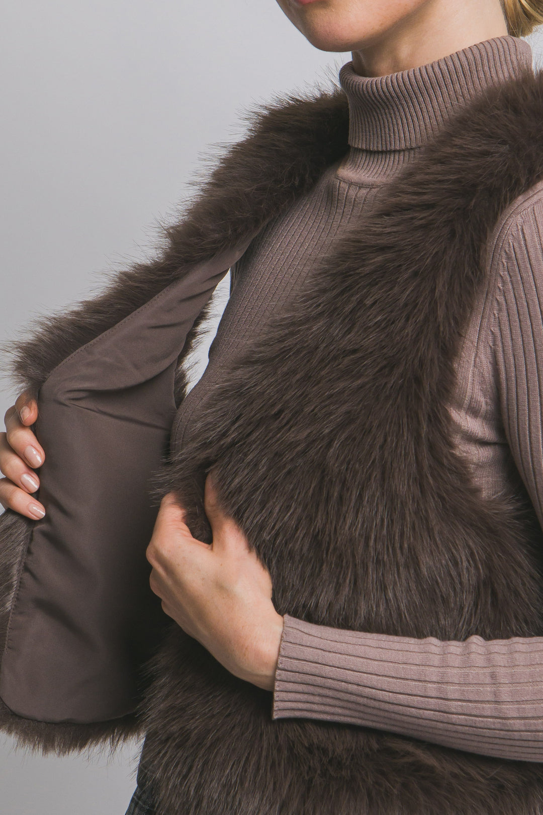 Chaleco corto de pelo sintético (faux fur) de textura ultra suave, peluda y de tacto acogedor.