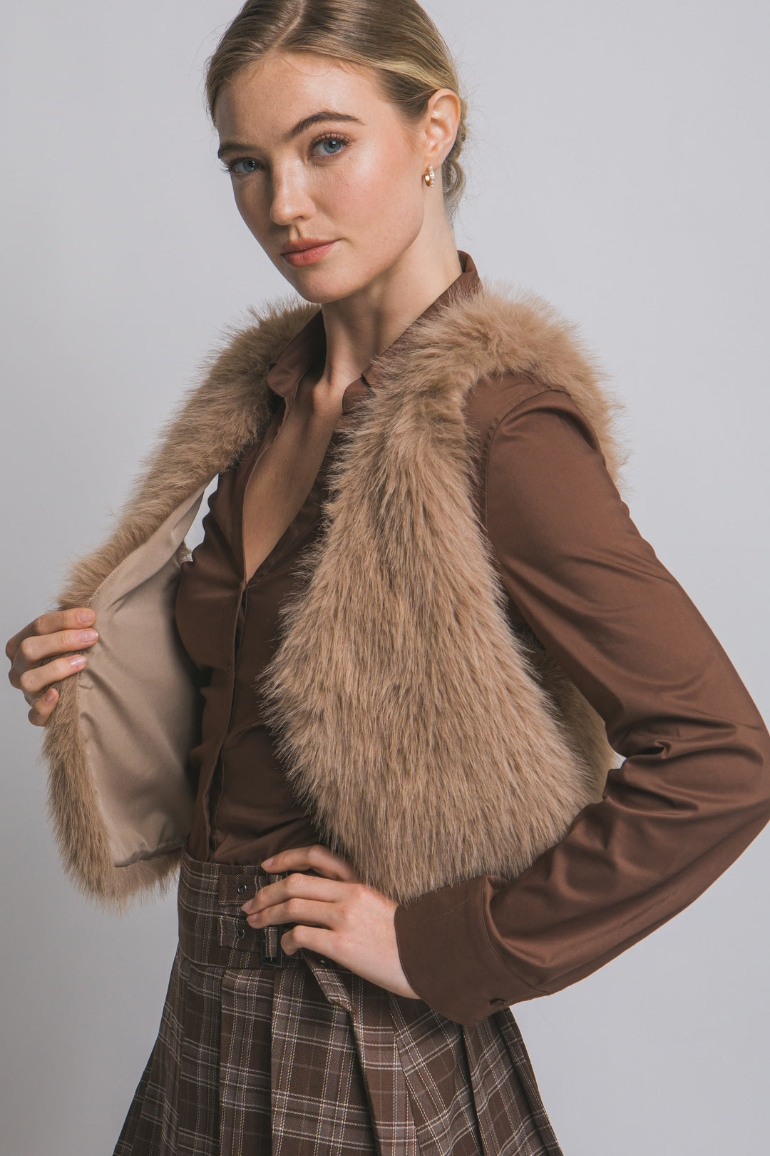 Chaleco corto de pelo sintético (faux fur) de textura ultra suave, peluda y de tacto acogedor.