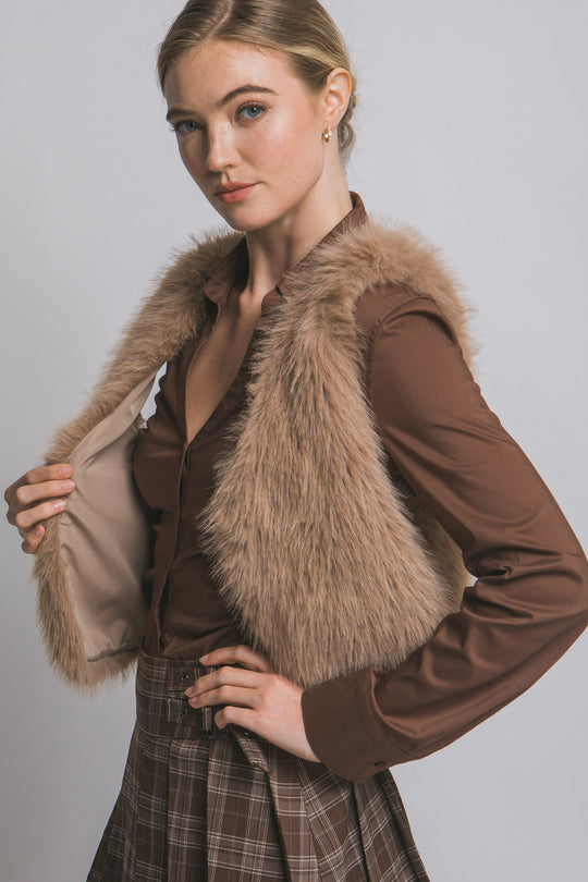 Chaleco corto de pelo sintético (faux fur) de textura ultra suave, peluda y de tacto acogedor.