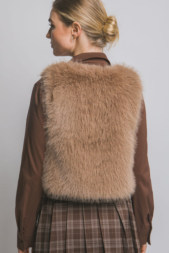 Chaleco corto de pelo sintético (faux fur) de textura ultra suave, peluda y de tacto acogedor.