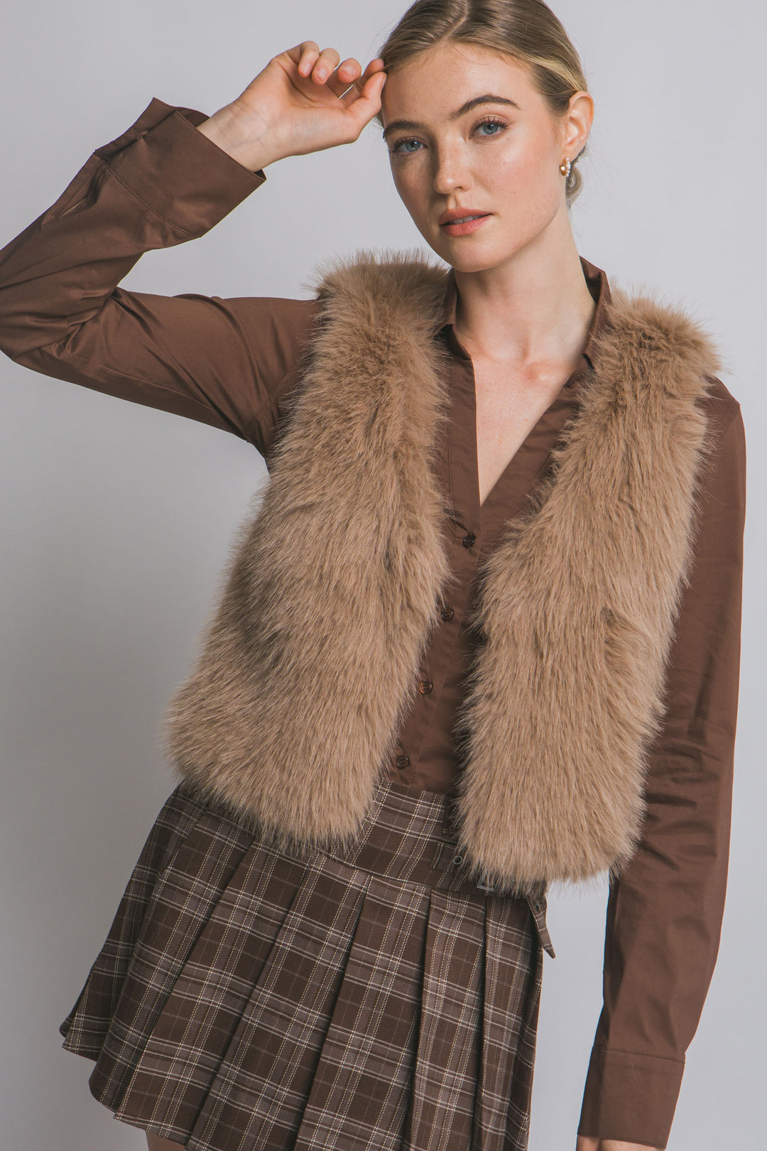 Chaleco corto de pelo sintético (faux fur) de textura ultra suave, peluda y de tacto acogedor.