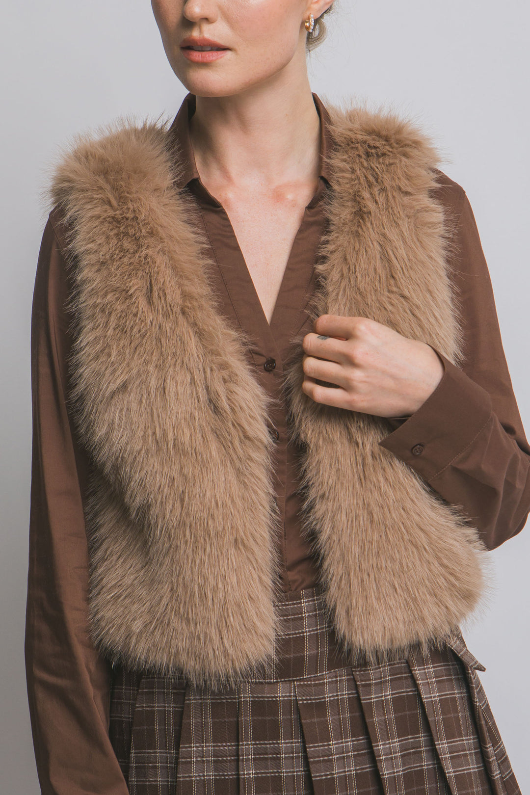 Chaleco corto de pelo sintético (faux fur) de textura ultra suave, peluda y de tacto acogedor.