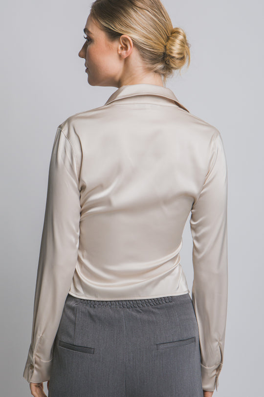Blusa Satinada Silueta Entallada con Drapeado Lateral Para Mujer