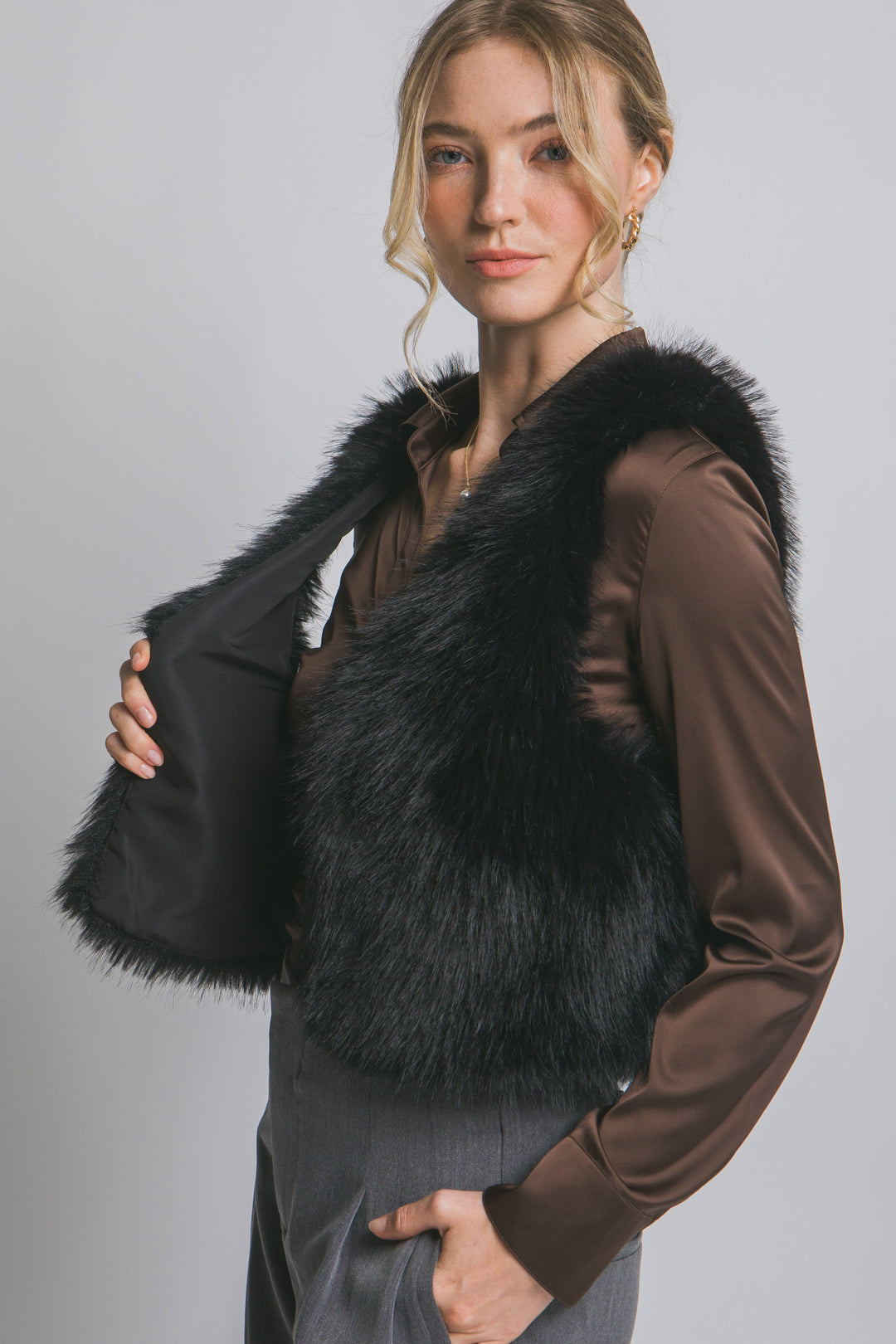 Chaleco corto de pelo sintético (faux fur) de textura ultra suave, peluda y de tacto acogedor.