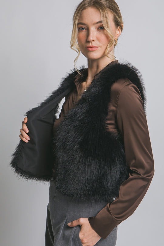 Chaleco corto de pelo sintético (faux fur) de textura ultra suave, peluda y de tacto acogedor.