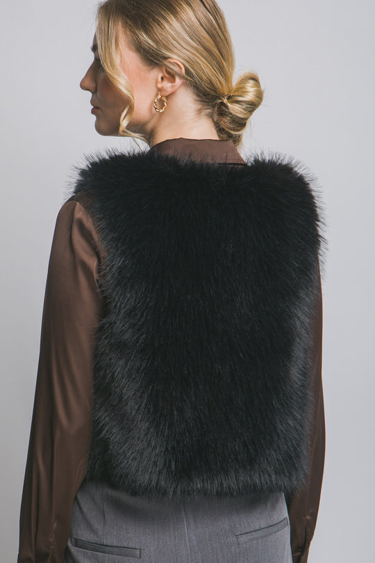 Chaleco corto de pelo sintético (faux fur) de textura ultra suave, peluda y de tacto acogedor.