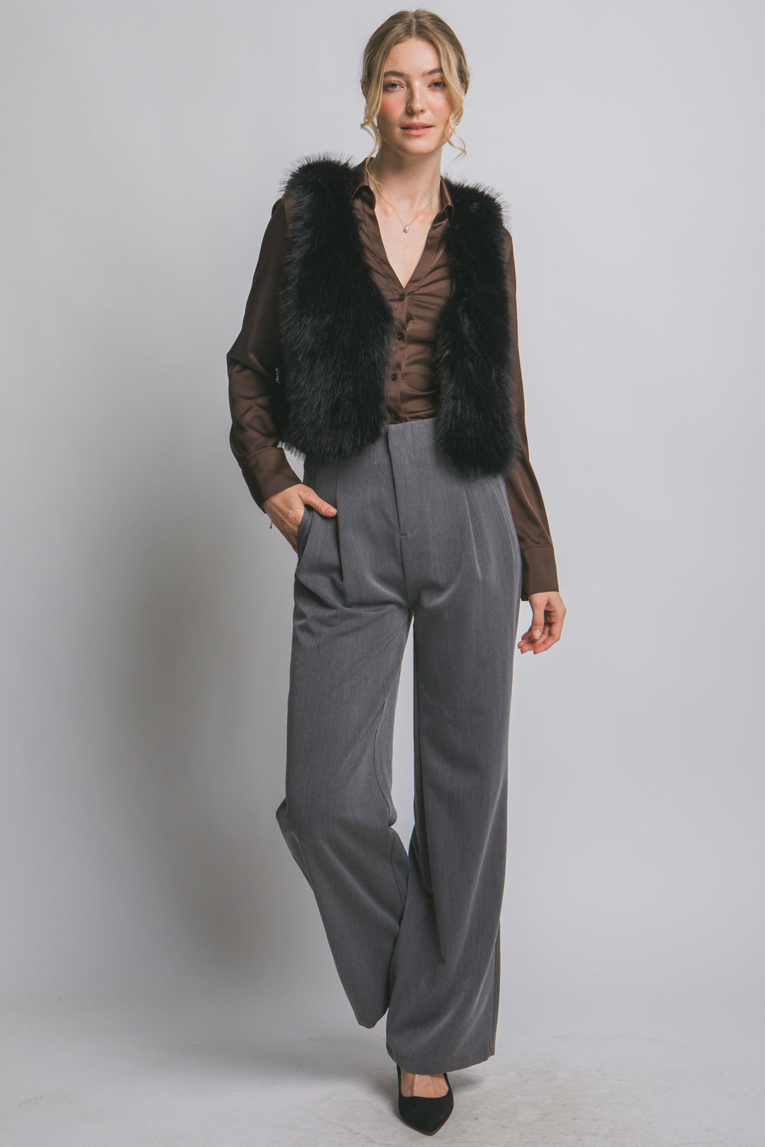 Chaleco corto de pelo sintético (faux fur) de textura ultra suave, peluda y de tacto acogedor.