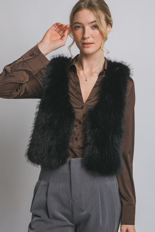 Chaleco corto de pelo sintético (faux fur) de textura ultra suave, peluda y de tacto acogedor.