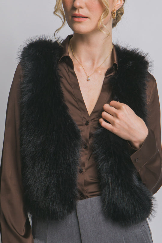 Chaleco corto de pelo sintético (faux fur) de textura ultra suave, peluda y de tacto acogedor.
