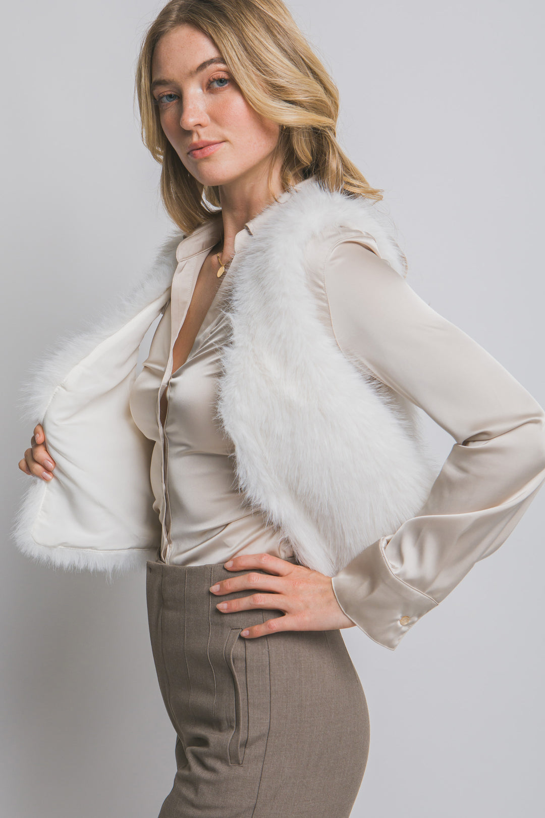 Chaleco corto de pelo sintético (faux fur) de textura ultra suave, peluda y de tacto acogedor.