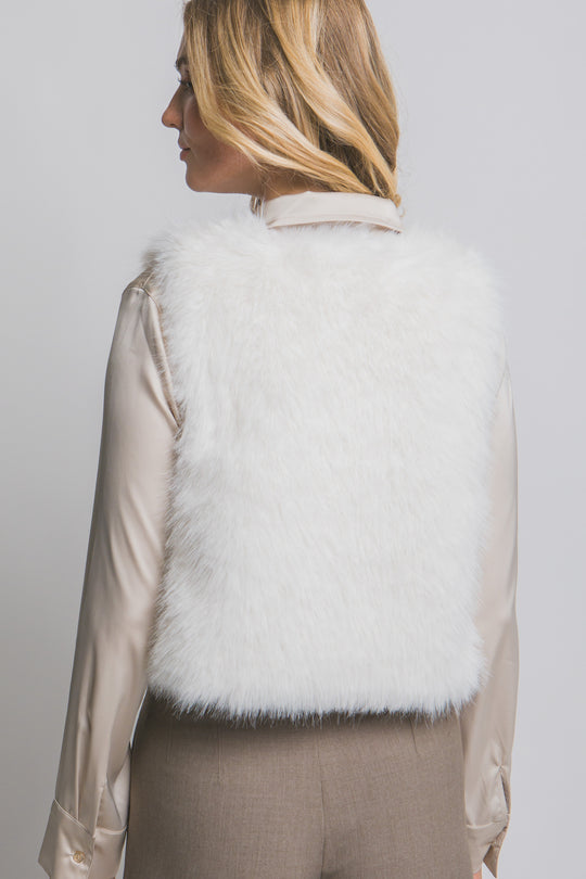Chaleco corto de pelo sintético (faux fur) de textura ultra suave, peluda y de tacto acogedor.