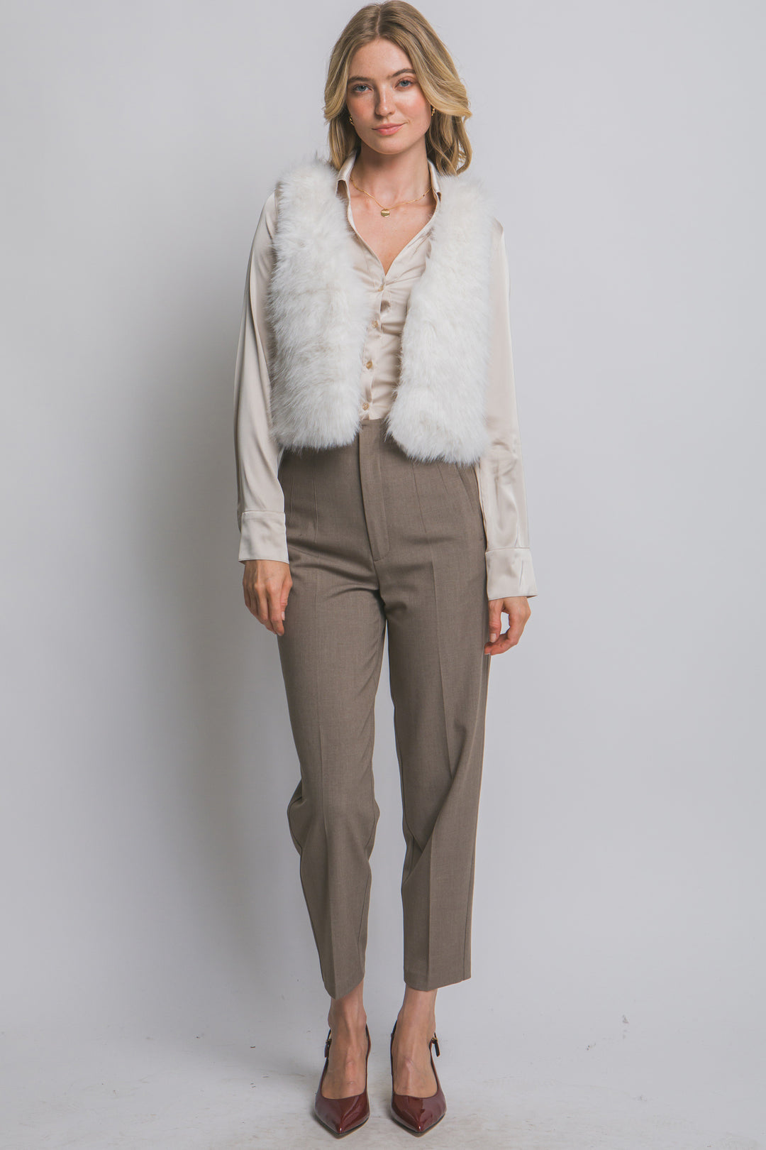 Chaleco corto de pelo sintético (faux fur) de textura ultra suave, peluda y de tacto acogedor.