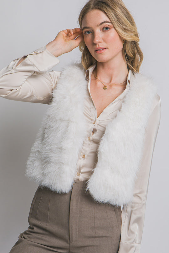 Chaleco corto de pelo sintético (faux fur) de textura ultra suave, peluda y de tacto acogedor.