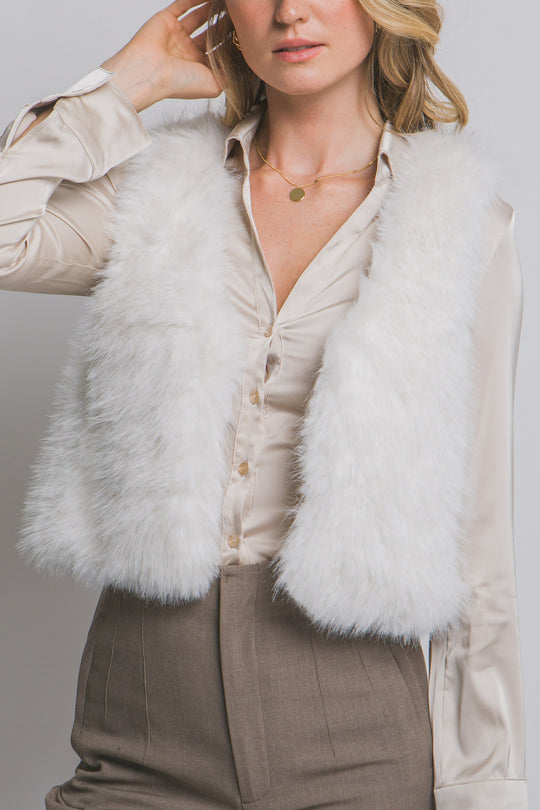 Chaleco corto de pelo sintético (faux fur) de textura ultra suave, peluda y de tacto acogedor.