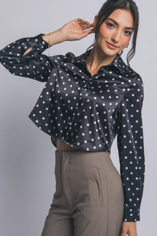 Blusa Satinada de Lunares Corte Cropped Moderno