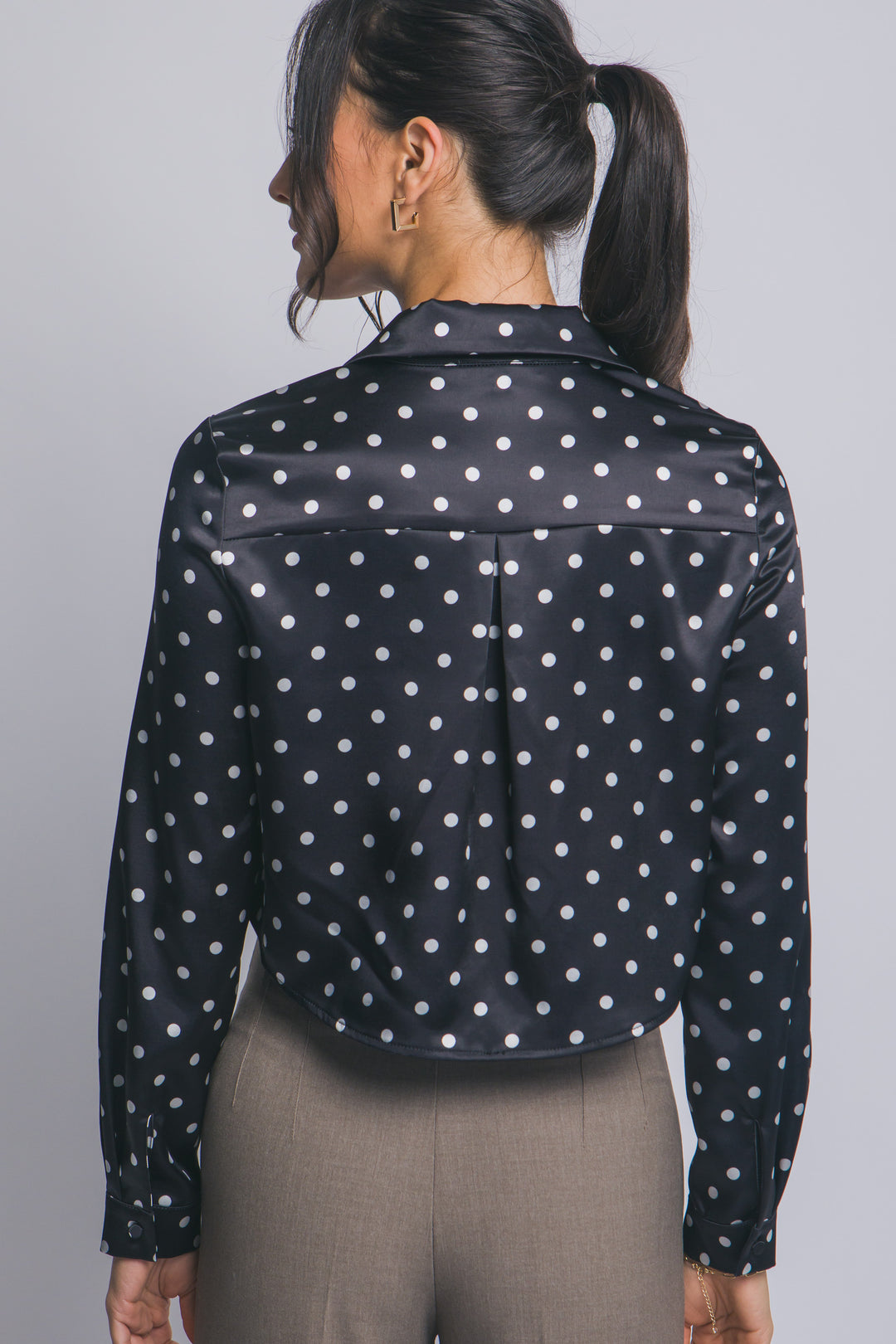 Blusa Satinada de Lunares Corte Cropped Moderno
