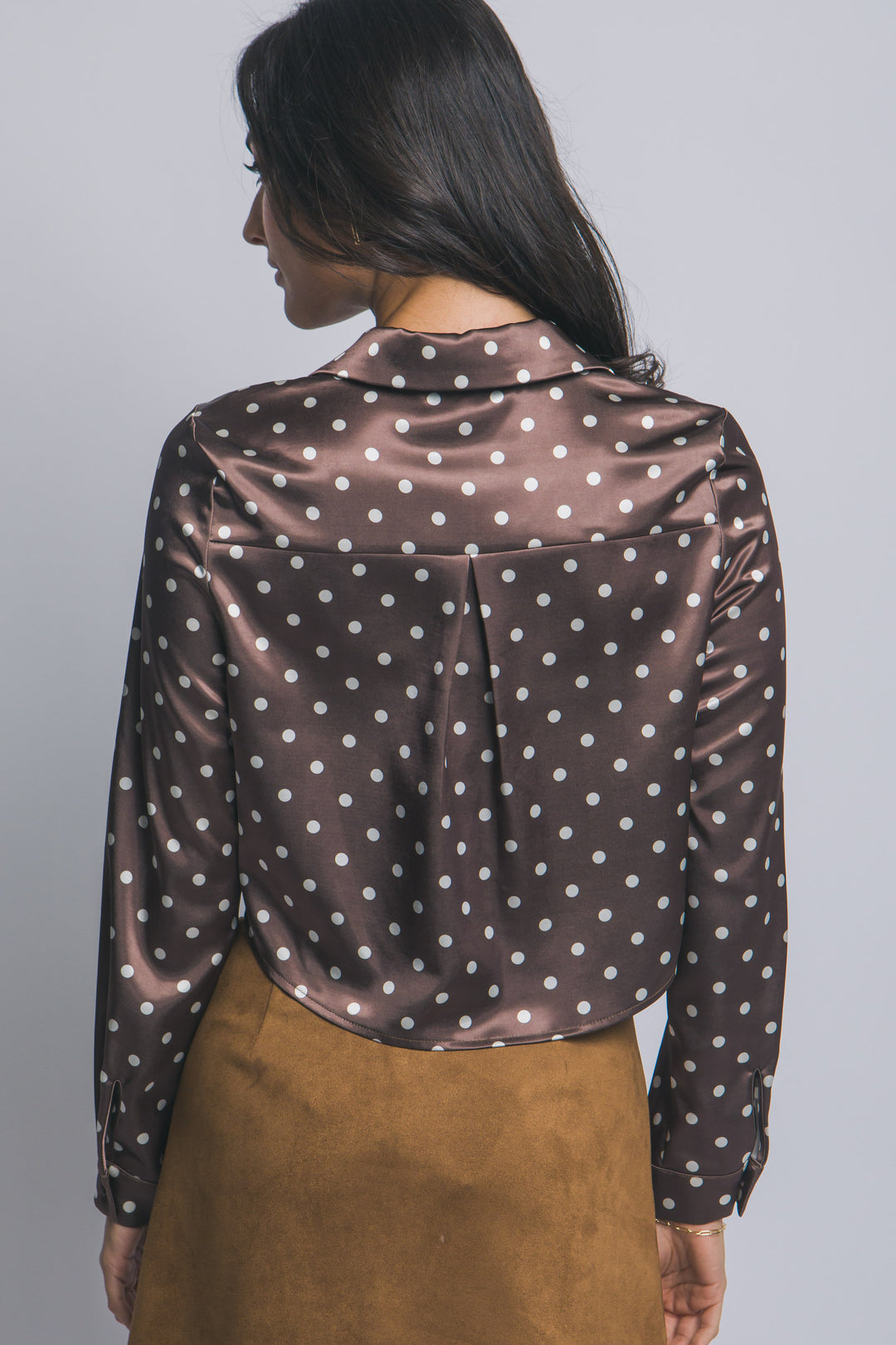 Blusa Satinada de Lunares Corte Cropped Moderno