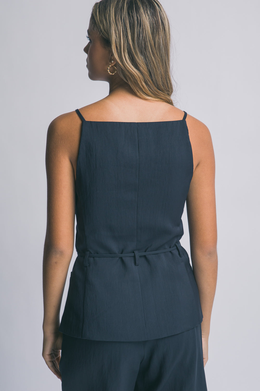 Blusa Chaleco  con Botones Frontales y Cinturón de Cordón Étnico