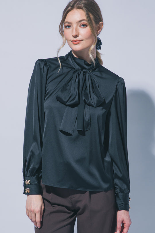 Sofisticada y elegante blusa de manga larga confeccionada en tejido satinado con un sutil acabado brillante