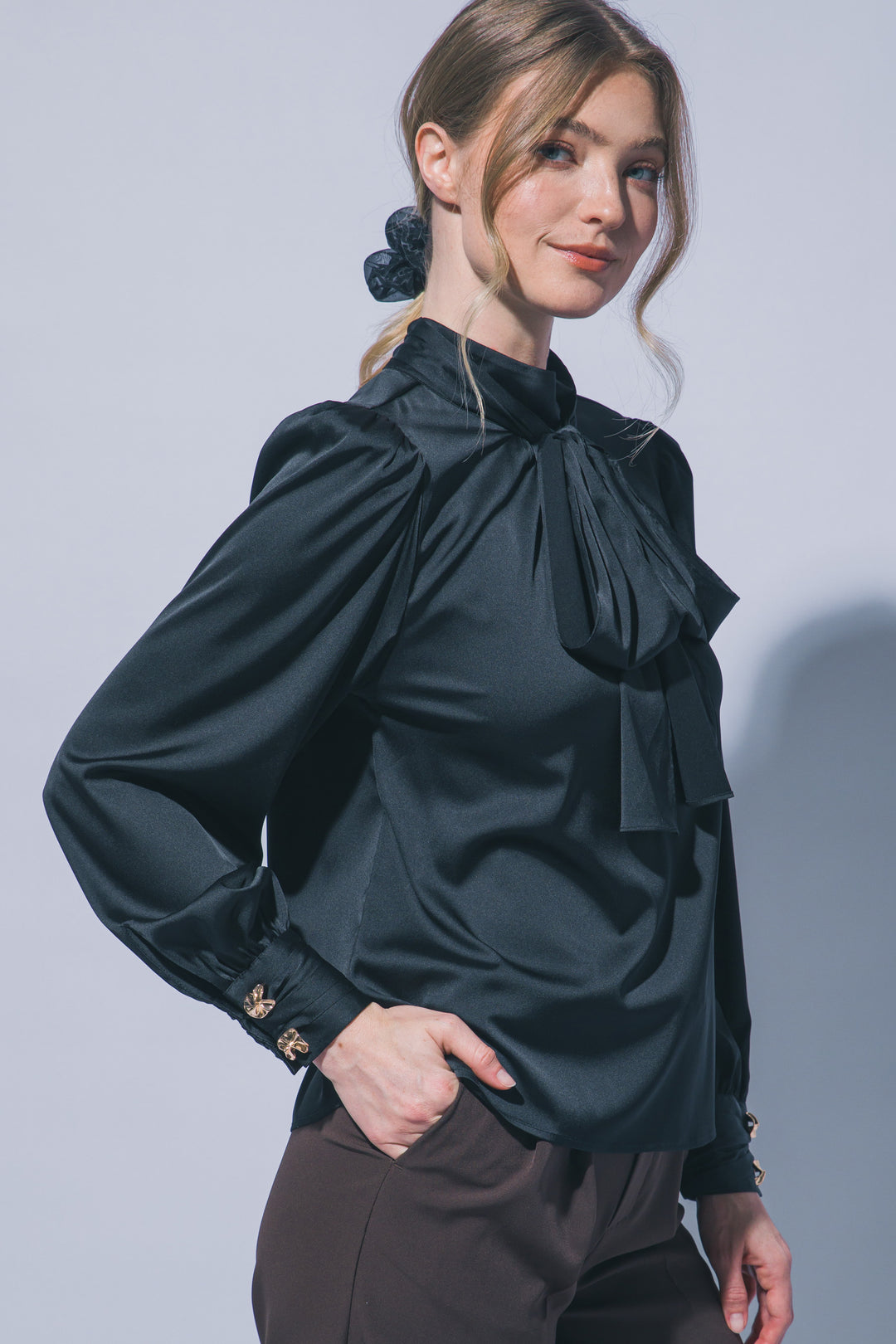 Sofisticada y elegante blusa de manga larga confeccionada en tejido satinado con un sutil acabado brillante
