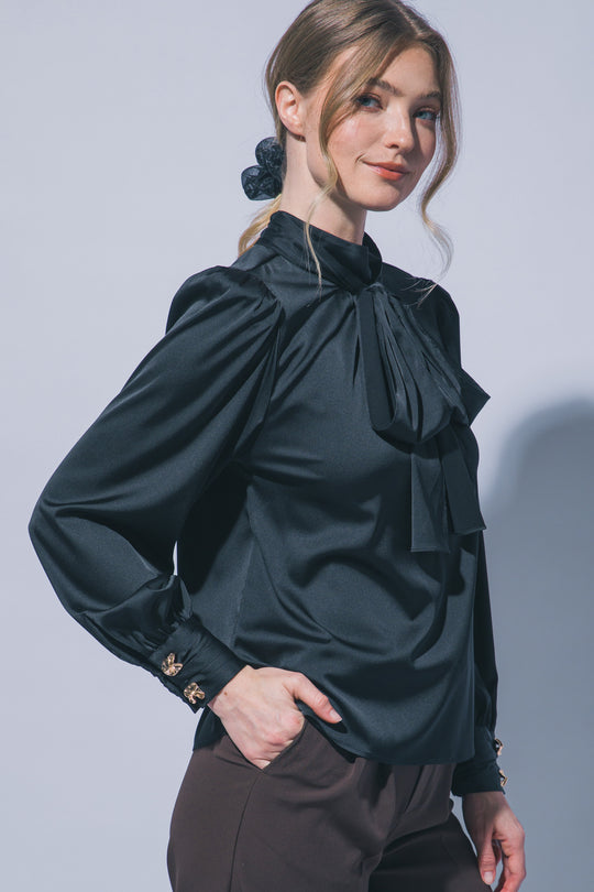 Sofisticada y elegante blusa de manga larga confeccionada en tejido satinado con un sutil acabado brillante