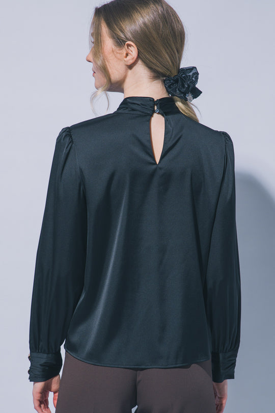Sofisticada y elegante blusa de manga larga confeccionada en tejido satinado con un sutil acabado brillante