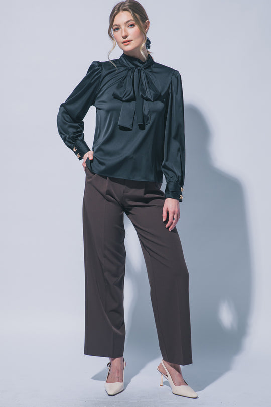 Sofisticada y elegante blusa de manga larga confeccionada en tejido satinado con un sutil acabado brillante