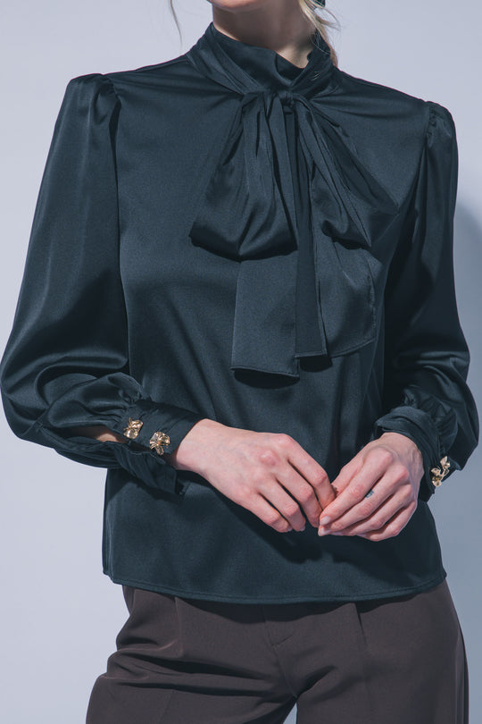 Sofisticada y elegante blusa de manga larga confeccionada en tejido satinado con un sutil acabado brillante