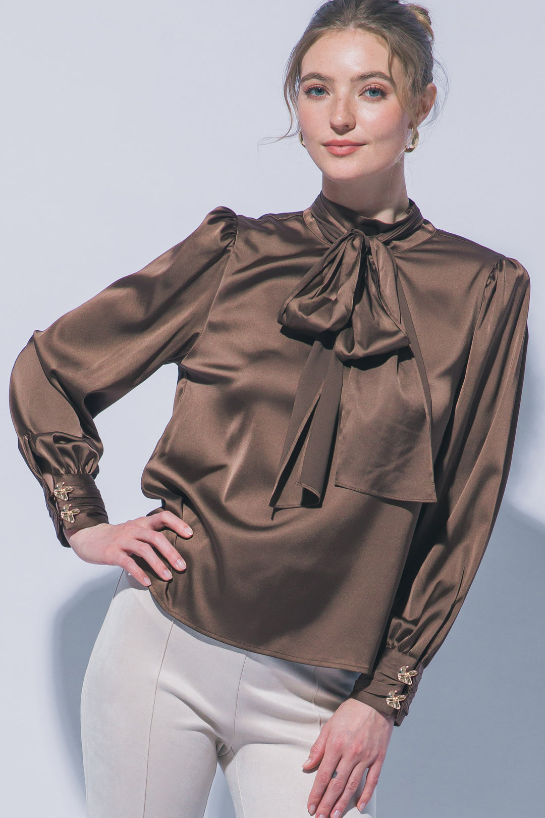 Sofisticada y elegante blusa de manga larga confeccionada en tejido satinado con un sutil acabado brillante