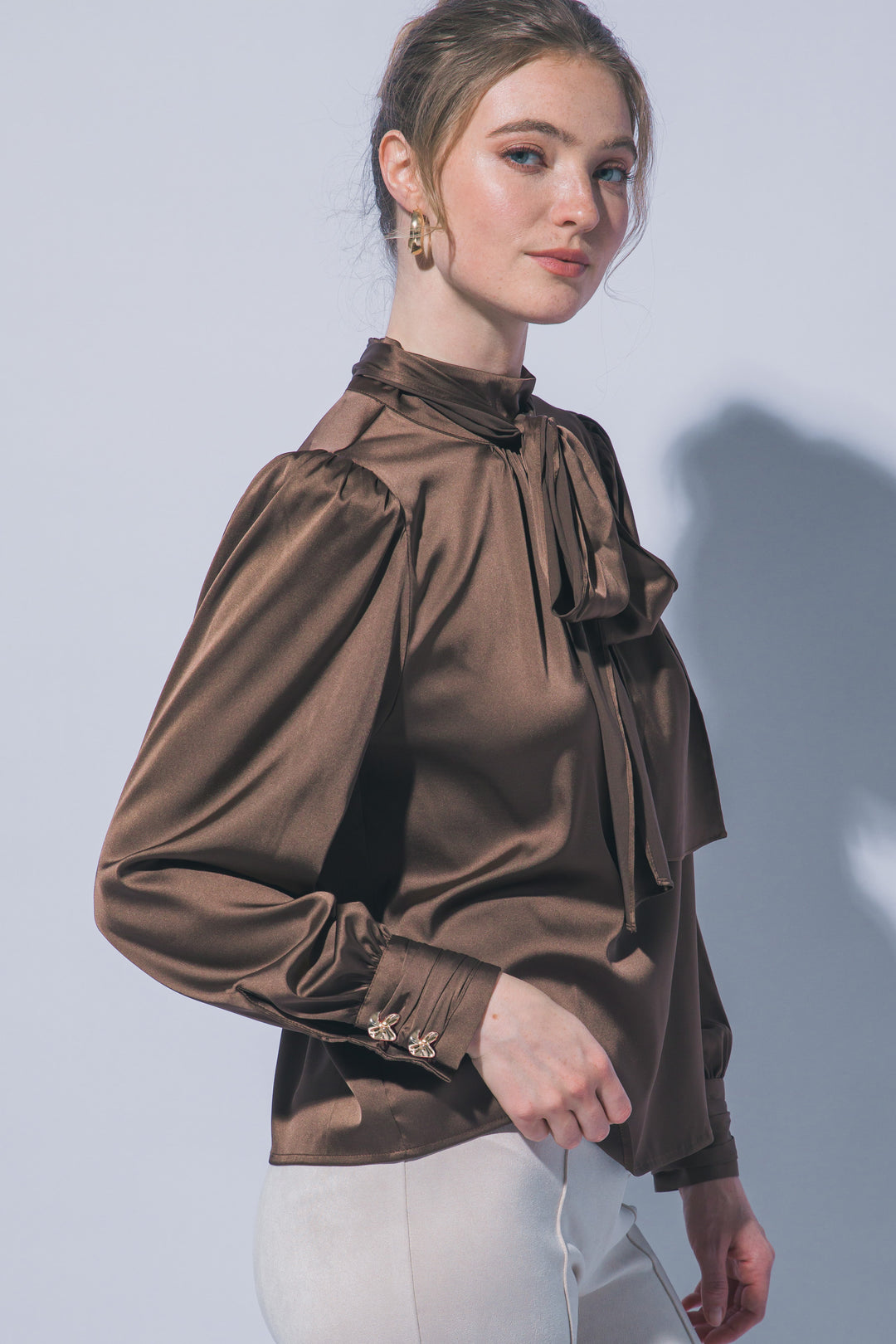 Sofisticada y elegante blusa de manga larga confeccionada en tejido satinado con un sutil acabado brillante