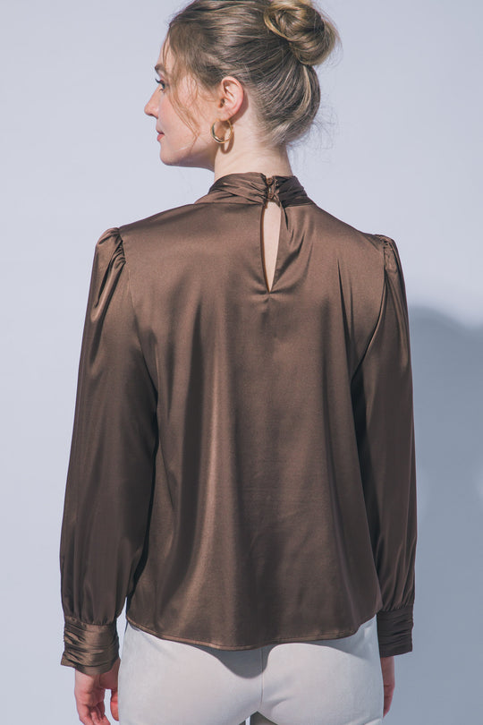 Sofisticada y elegante blusa de manga larga confeccionada en tejido satinado con un sutil acabado brillante