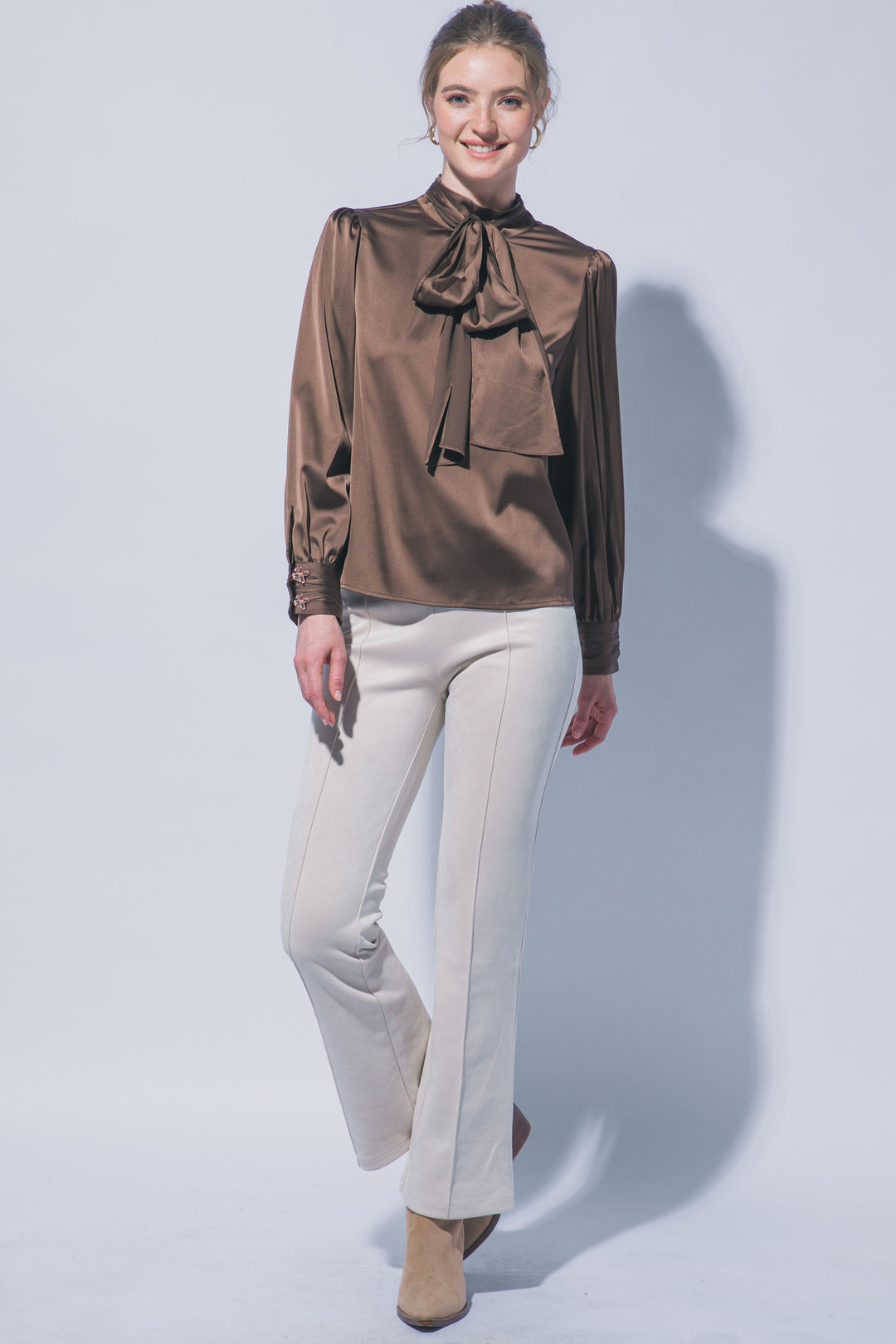Sofisticada y elegante blusa de manga larga confeccionada en tejido satinado con un sutil acabado brillante