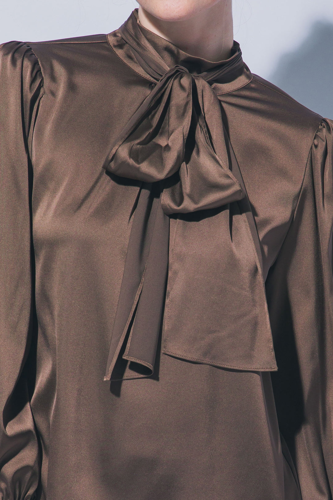 Sofisticada y elegante blusa de manga larga confeccionada en tejido satinado con un sutil acabado brillante