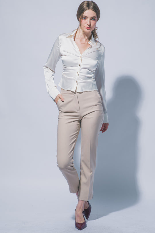 Elegante blusa de manga larga confeccionada en tejido satinado con un sutil acabado brillante