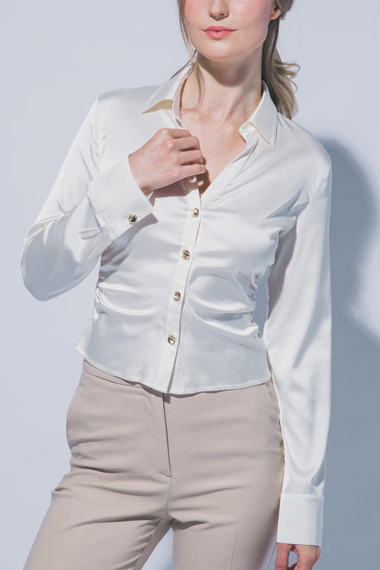 Elegante blusa de manga larga confeccionada en tejido satinado con un sutil acabado brillante