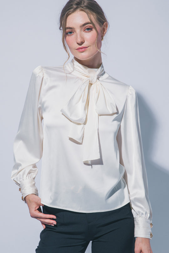 Sofisticada y elegante blusa de manga larga confeccionada en tejido satinado con un sutil acabado brillante
