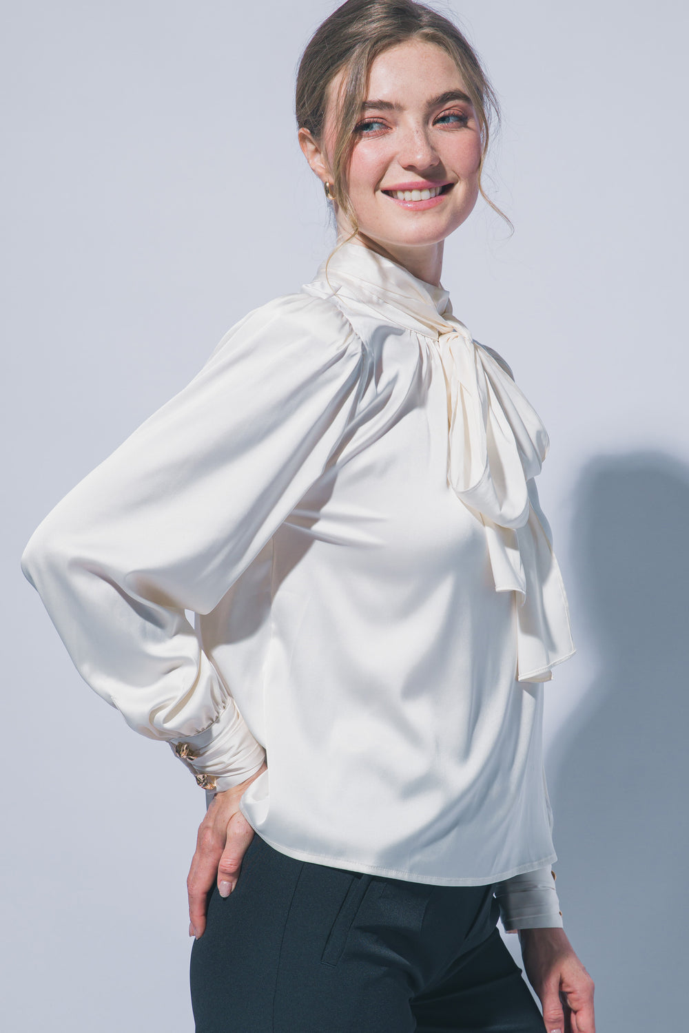 Sofisticada y elegante blusa de manga larga confeccionada en tejido satinado con un sutil acabado brillante