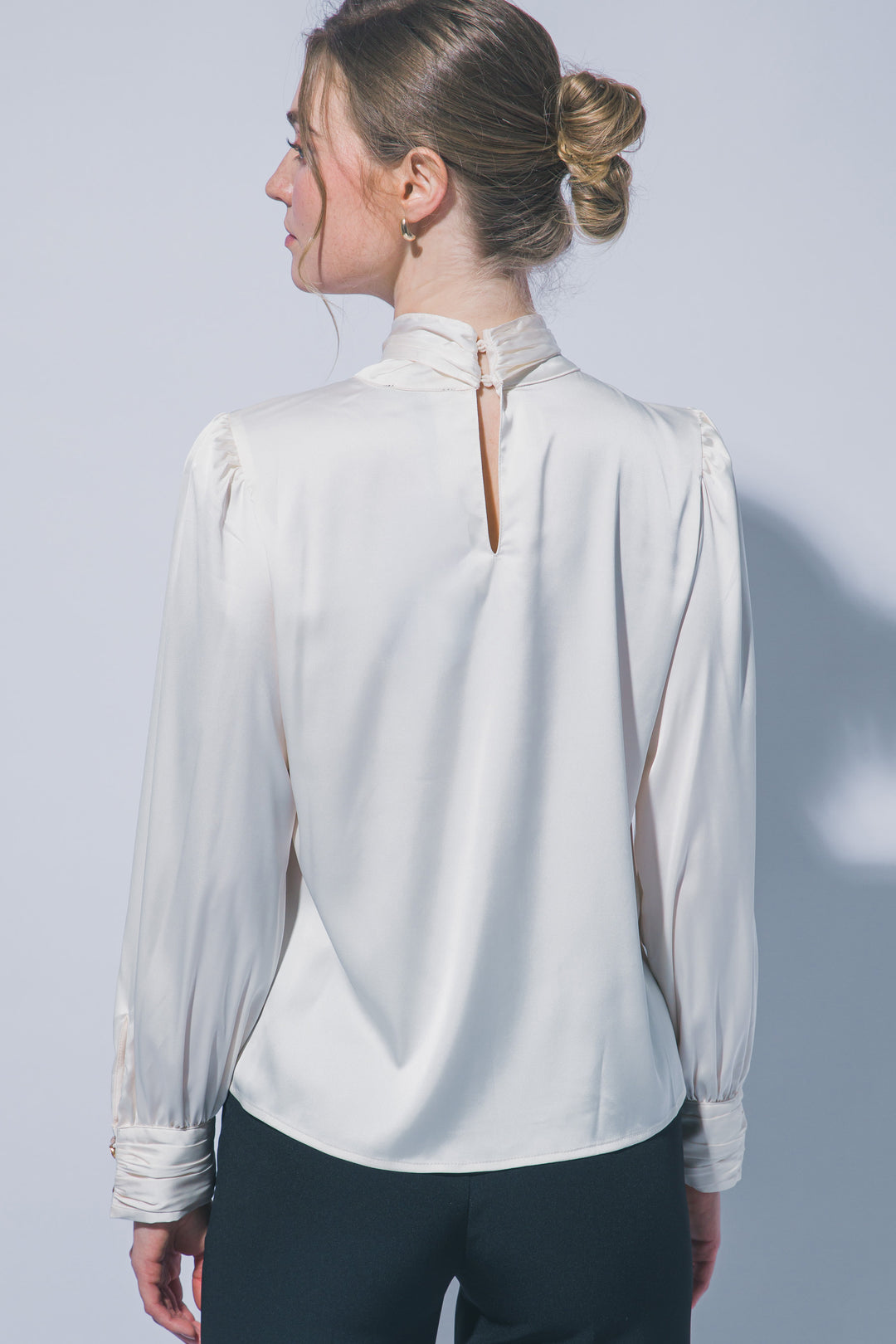 Sofisticada y elegante blusa de manga larga confeccionada en tejido satinado con un sutil acabado brillante