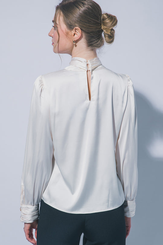 Sofisticada y elegante blusa de manga larga confeccionada en tejido satinado con un sutil acabado brillante