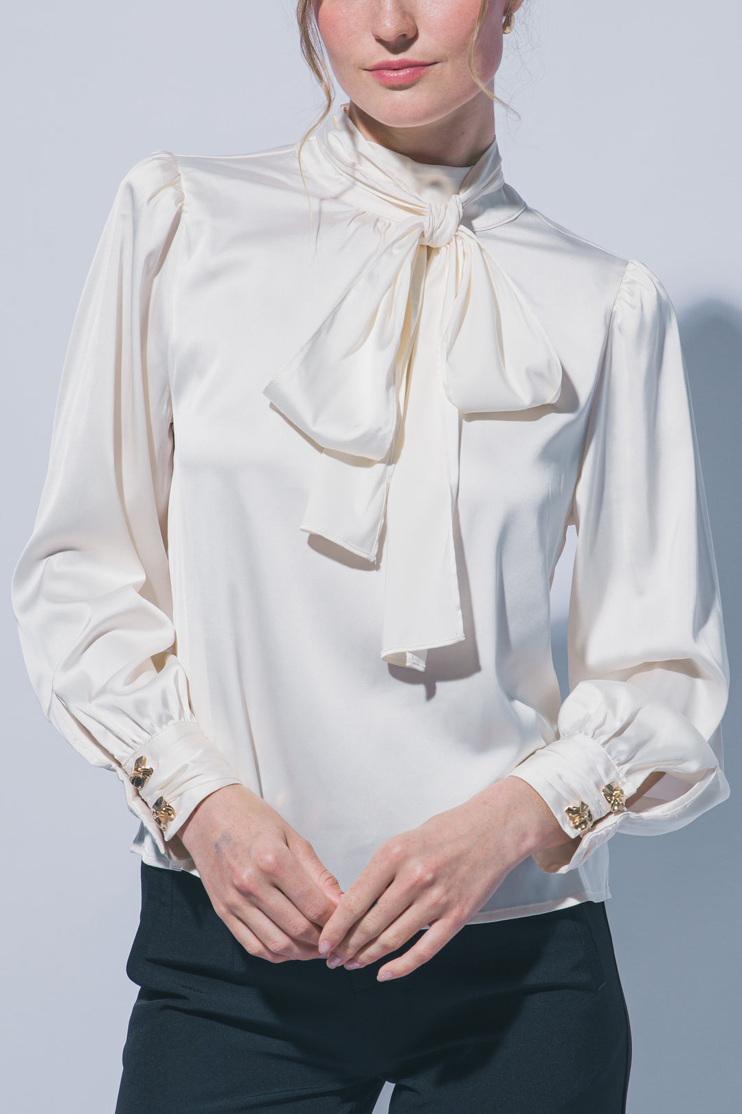 Sofisticada y elegante blusa de manga larga confeccionada en tejido satinado con un sutil acabado brillante
