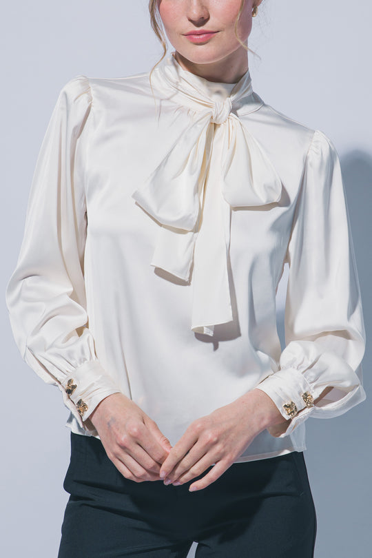 Sofisticada y elegante blusa de manga larga confeccionada en tejido satinado con un sutil acabado brillante