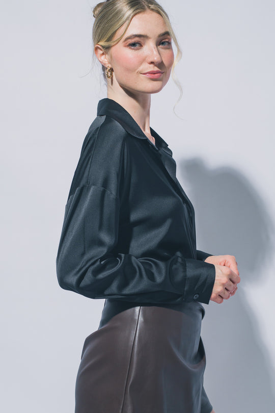 Pantiblusa estilo camisa satinada en tono perla/champán, diseñada para brindar un ajuste elegante y estilizado.