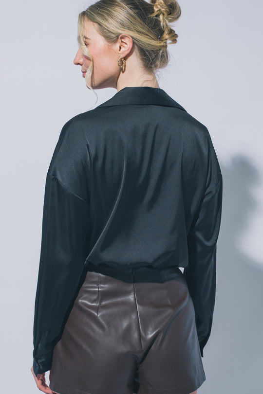 Pantiblusa estilo camisa satinada en tono perla/champán, diseñada para brindar un ajuste elegante y estilizado.