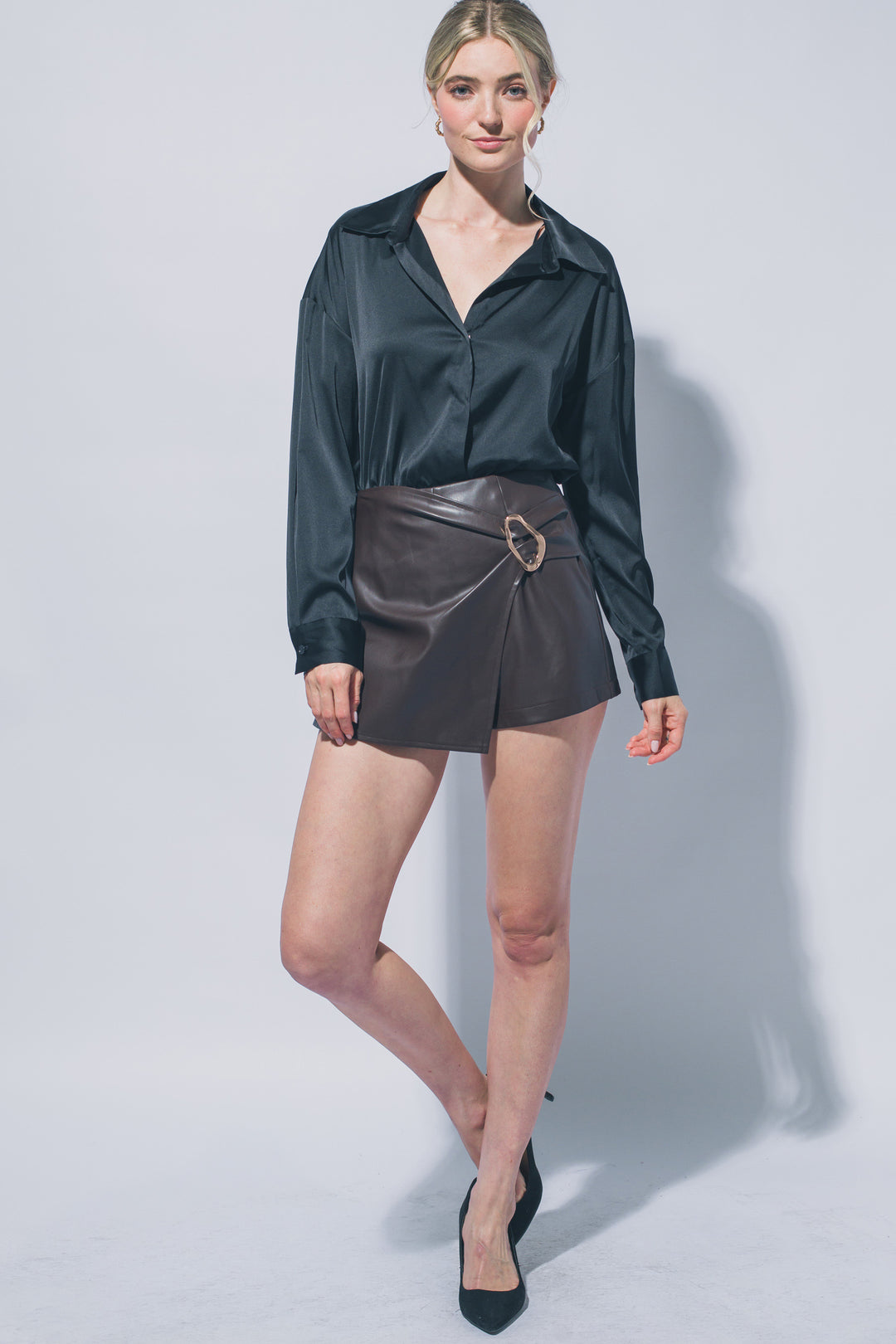 Pantiblusa estilo camisa satinada en tono perla/champán, diseñada para brindar un ajuste elegante y estilizado.