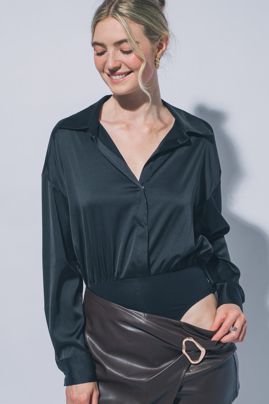 Pantiblusa estilo camisa satinada en tono perla/champán, diseñada para brindar un ajuste elegante y estilizado.
