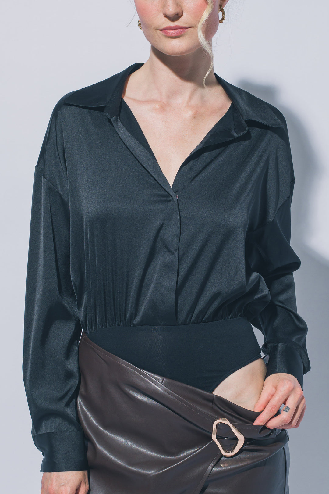 Pantiblusa estilo camisa satinada en tono perla/champán, diseñada para brindar un ajuste elegante y estilizado.