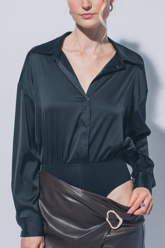 Pantiblusa estilo camisa satinada en tono perla/champán, diseñada para brindar un ajuste elegante y estilizado.