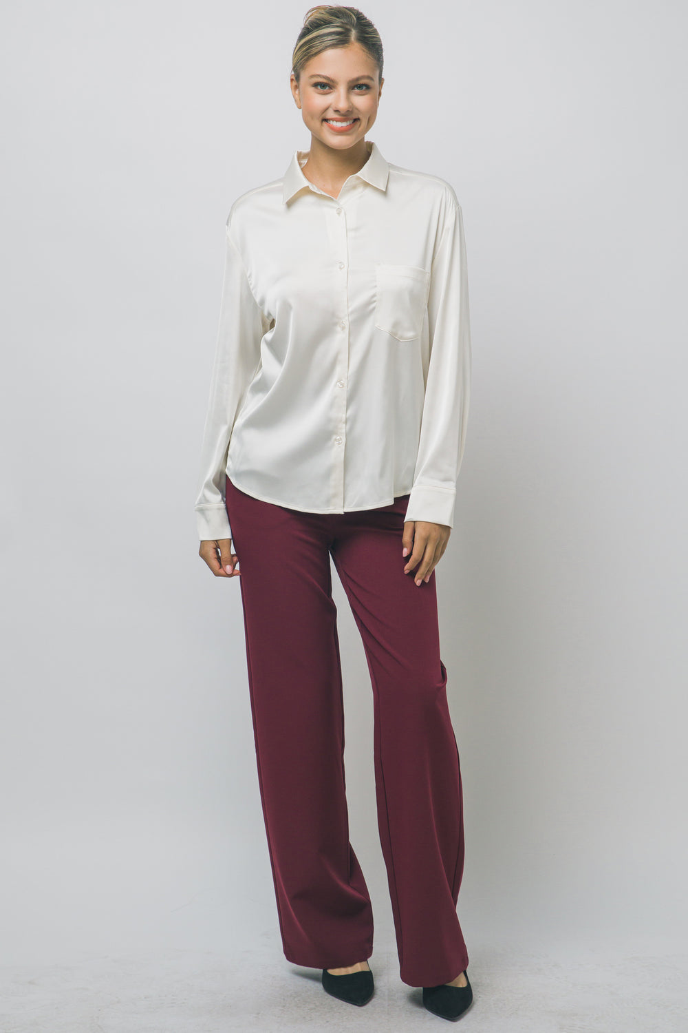 Elegante blusa de manga larga confeccionada en tejido satinado con un sutil acabado brillante en tono arena/champán