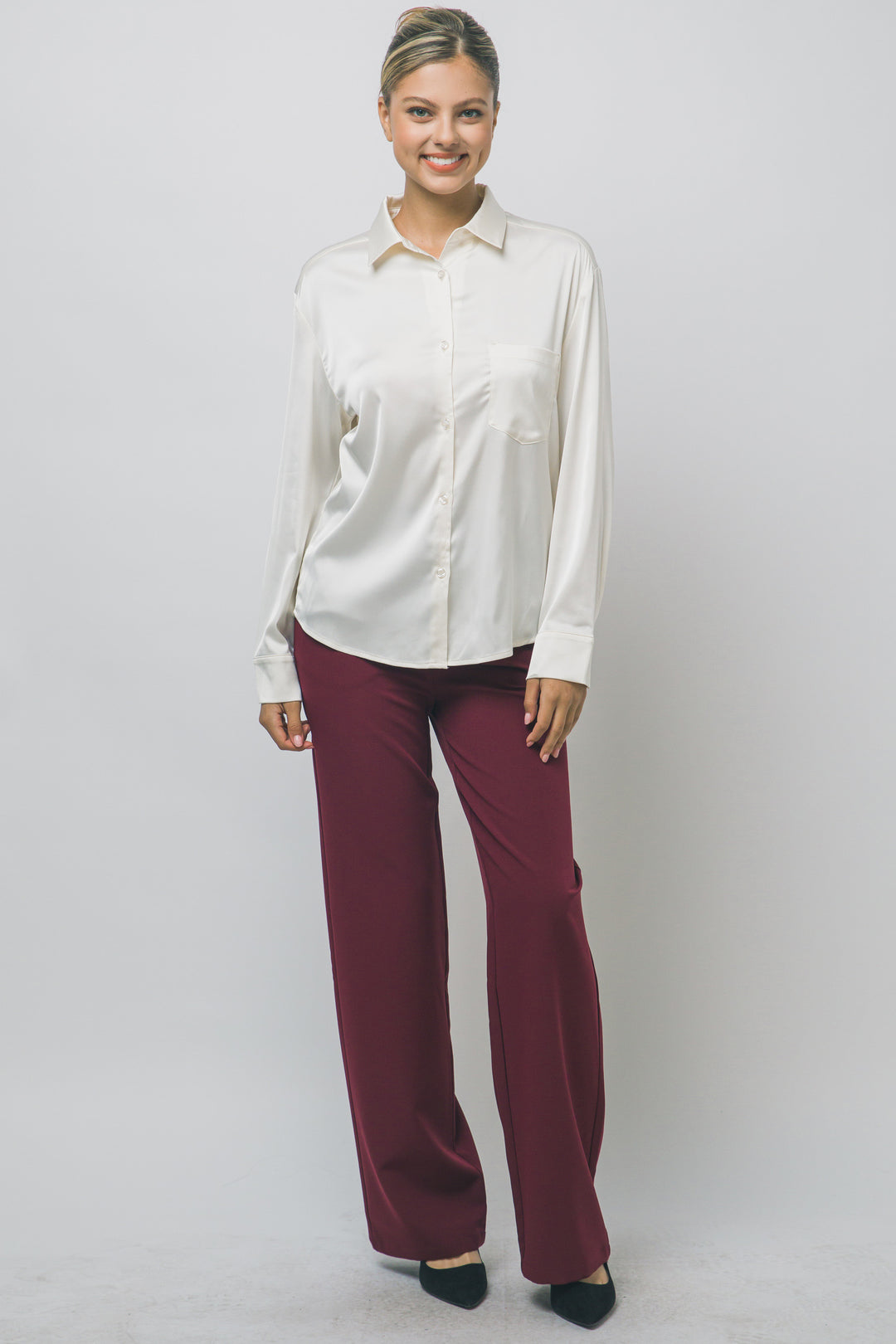 Elegante blusa de manga larga confeccionada en tejido satinado con un sutil acabado brillante en tono arena/champán